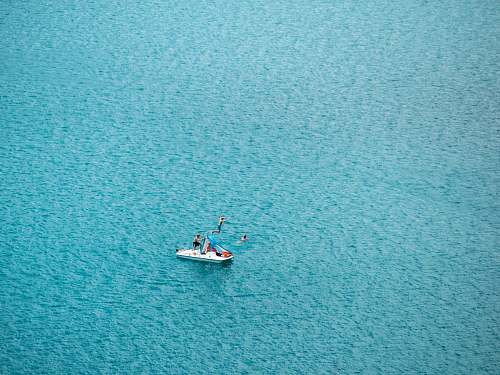 lac d'esparron people jumping on boat boat
